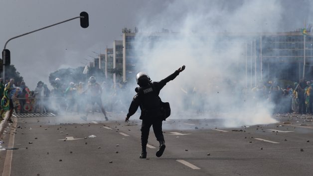 Manifestantes bolsonaristas invadem o Congresso e depredam as instalações da Câmara e do Senado, em ato terrorista que tenta golpe de Estado