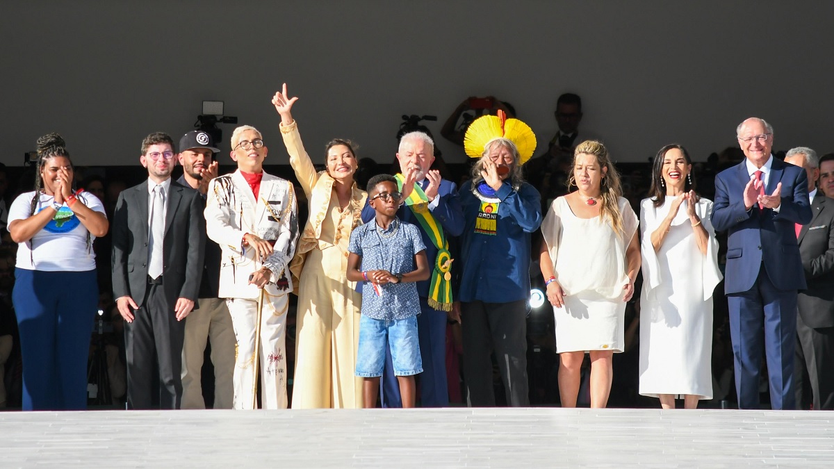 Luiz Inácio Lula da Silva recebe a faixa presidencial de representantes da sociedade civil