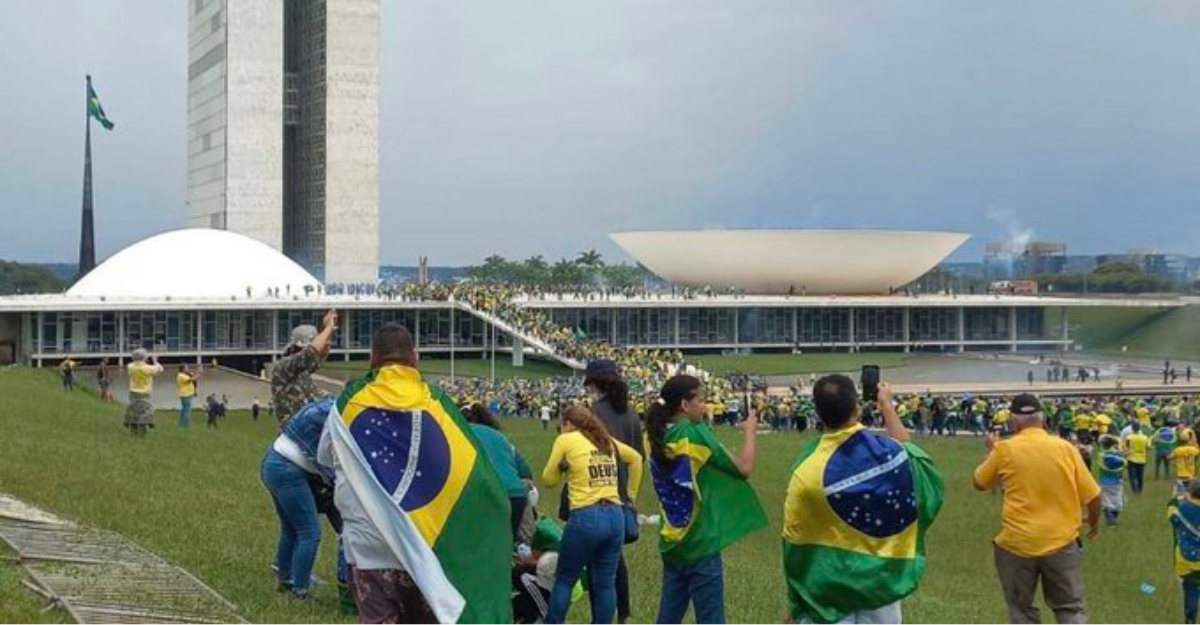 Manifestantes bolsonaristas radicais praticam quebra quebra na sede do governo