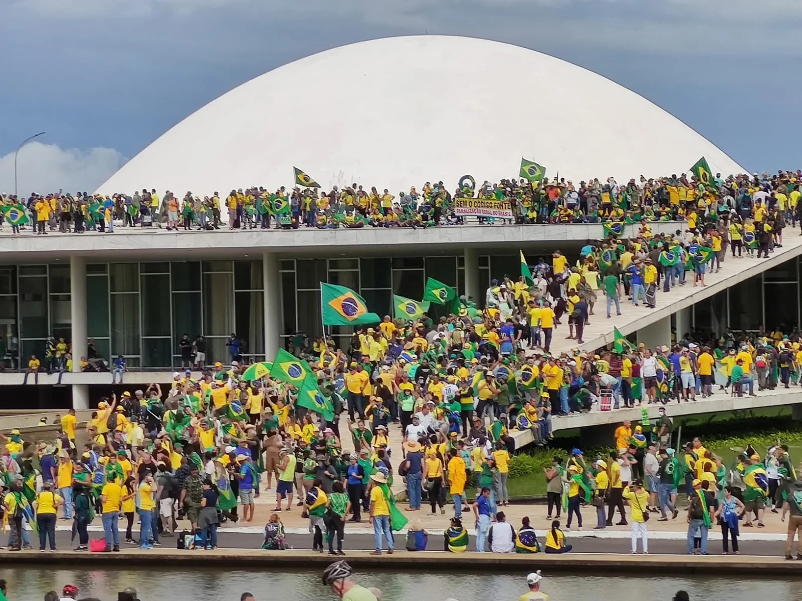 apoiadores-do-ex-presidente-jair-bolsonaro-patriotas-invadem-a-rampa-do-palacio-planalto-e-Congresso-Nacional-para-protestar-contra-o-resultado-das-urnas-1