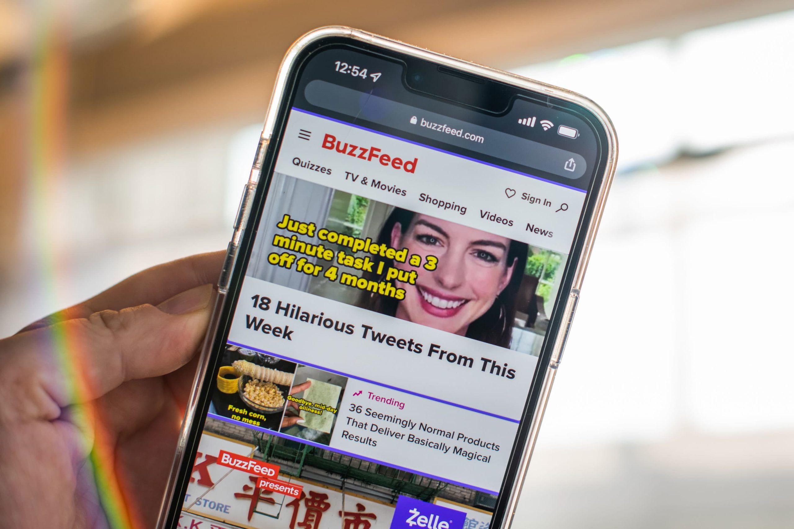 celular com a página inicial do site da BuzzFeed