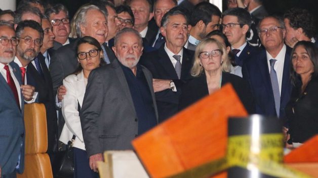 O presidente Luiz Inácio Lula da Silva, governadores e autoridades, cruzam a Praça dos Três Poderes, para visitar as instalações da sede do Supremo Tribunal Federal (STF)