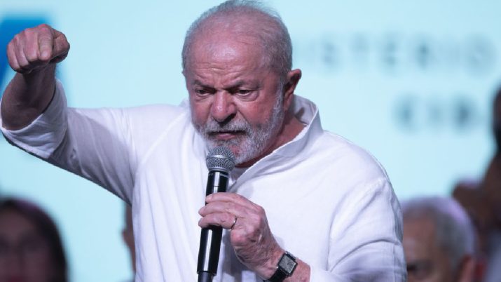 O presidente Luiz Inácio Lula da Silva, discursa durante o lançamento do novo programa Minha Casa, Minha Vida, em Santo Amaro (BA)
