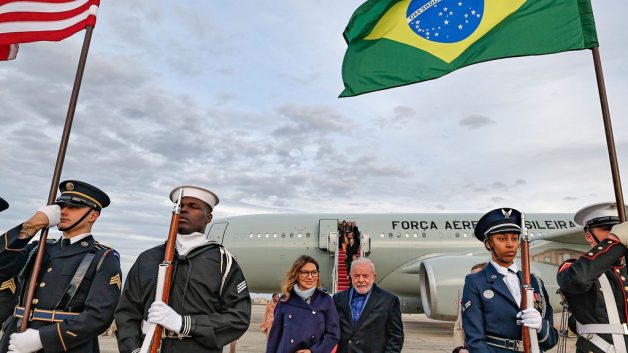 Lula e Janja desembarcam em Washington