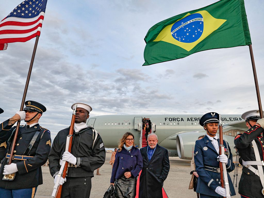 Lula e Janja desembarcam em Washington