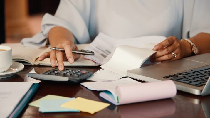 Calculadora, dívida, negócio, inadimplência, débito, conta, prazo, moedas