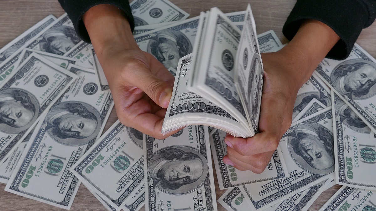 hands-counting-dollar