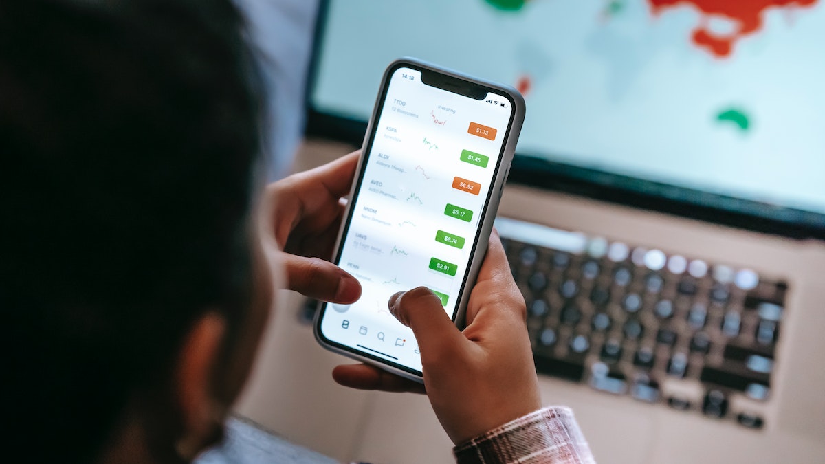 home-broker-pexels-liza-summer