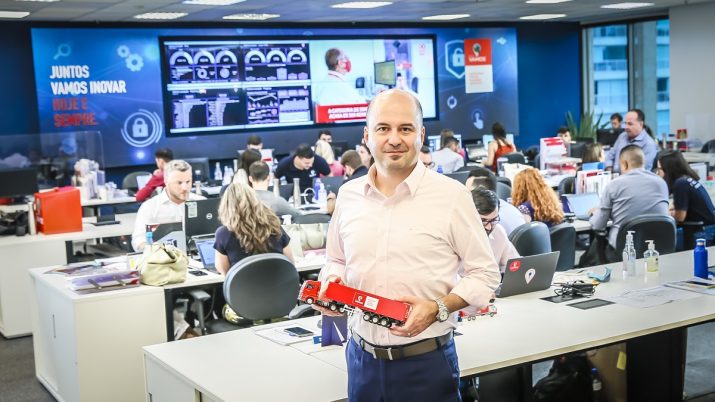 Gustavo Couto, CEO do Grupo Vamos (VAMO3), num escritório da rede; ele segura uma miniatura de um caminhão da empresa nas mãos