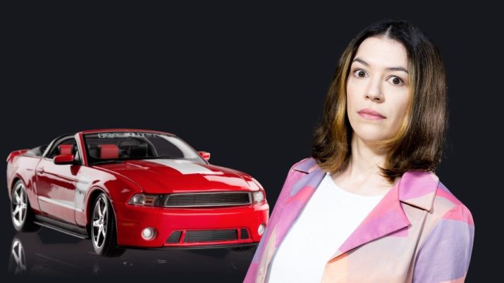 A Dinheirista em frente a um carro