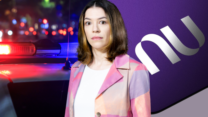 A Dinheirista em frente a um carro de polício a e um cartão do Nubank