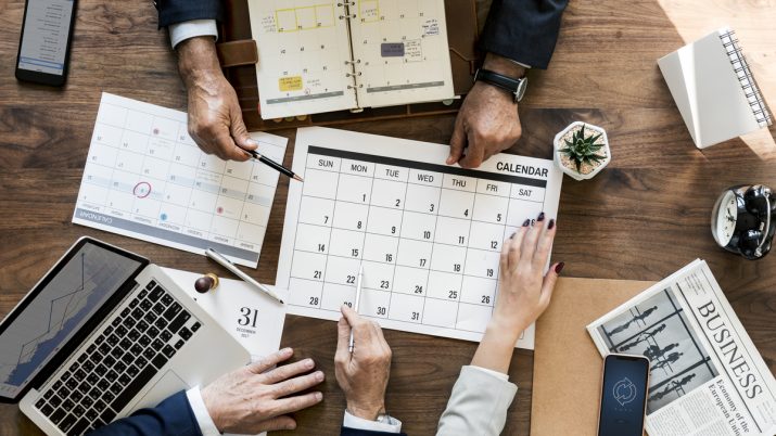 calendário, feriado, dia do trabalho; semana de 4 dias úteis