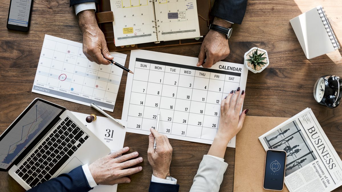 calendário, feriado, dia do trabalho; semana de 4 dias úteis