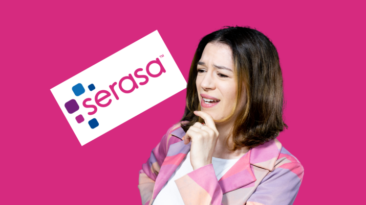 Julia Wiltgen ao lado do logo do Serasa