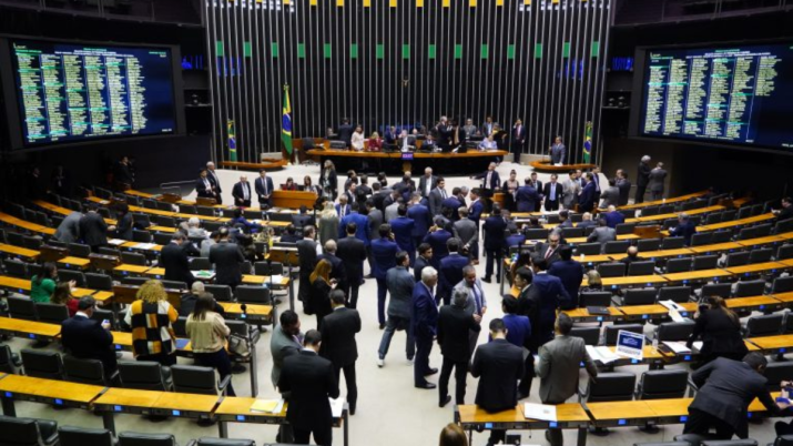 Congressistas reunidos para a votação do novo arcabouço fiscal