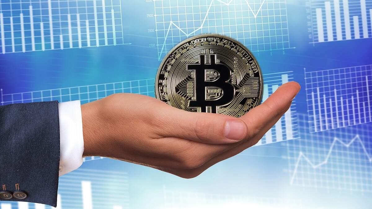 Mão segurando Bitcoin