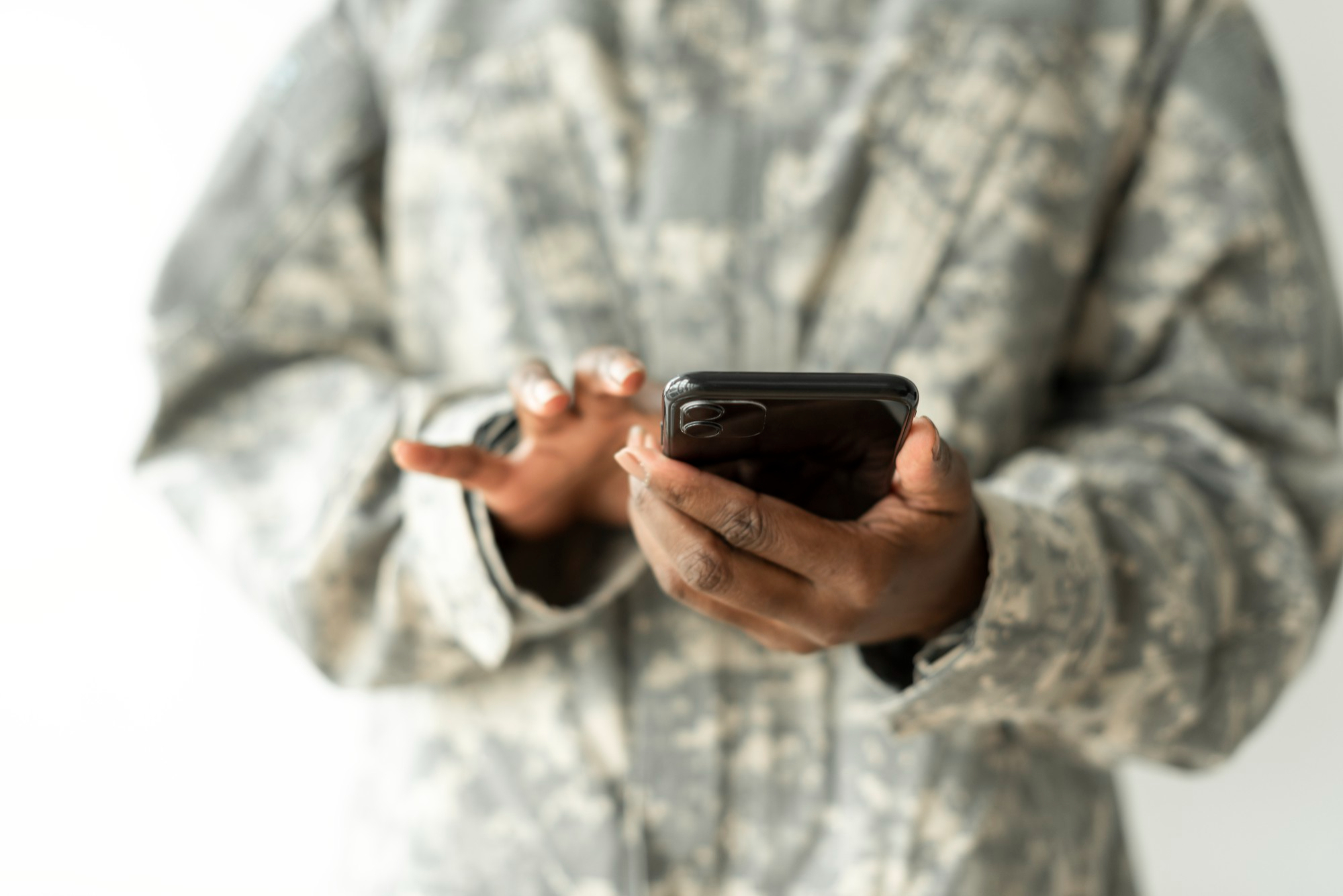 Militar mexendo no celular