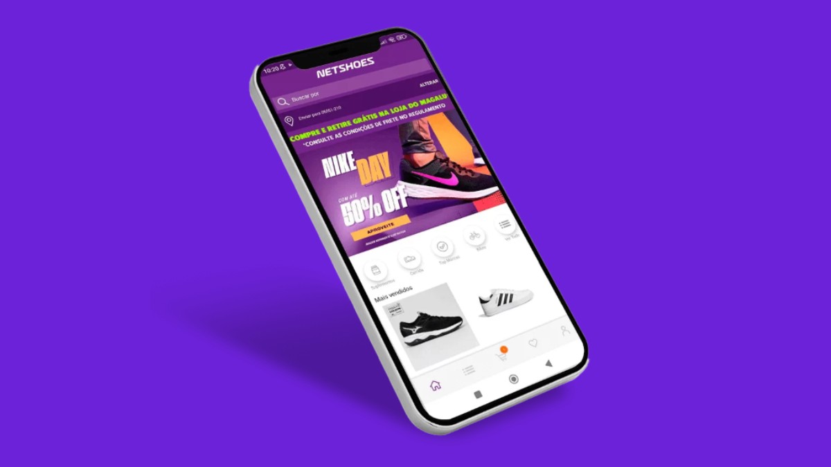 Fotografia de um celular exibindo o site da Netshoes