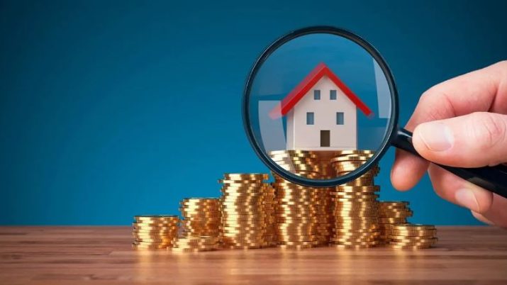 Casas e moedas representando os dividendos pagos por fundo imobiliário e o rendimento de aluguel de imóveis