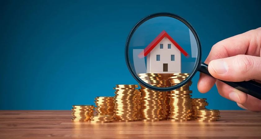 Casas e moedas representando os dividendos pagos por fundo imobiliário e o rendimento de aluguel de imóveis
