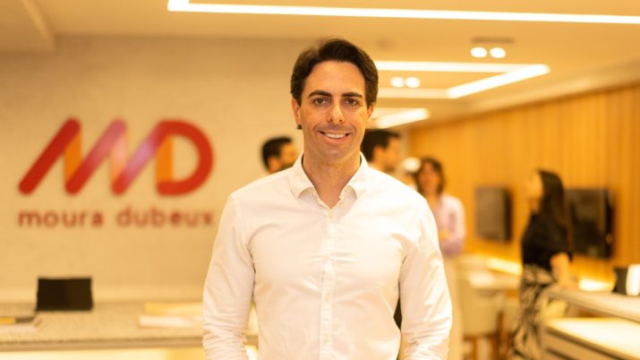 Fotografia colorida de Diego Villar, CEO da Moura Dubeux, em um dos escritórios da companhia