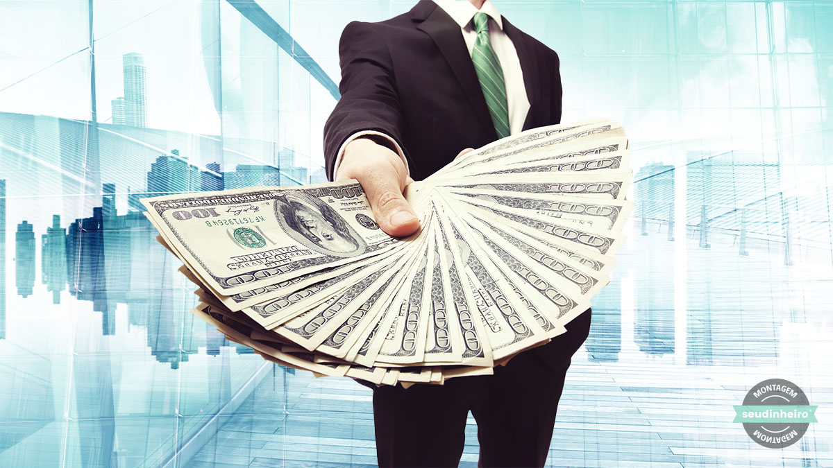 Fundo imobiliário homem dinheiro na mão – créditos Shutterstock – montagem Brenda Silva SD