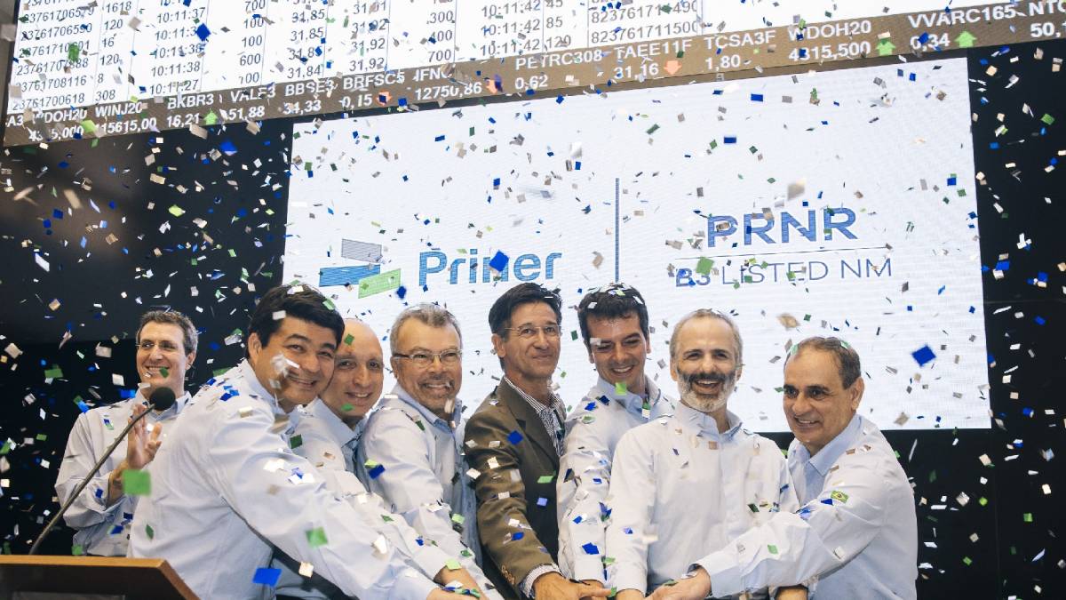 Diretores da Priner batendo o martelo durante cerimônia de abertura de capital da empresa na B3