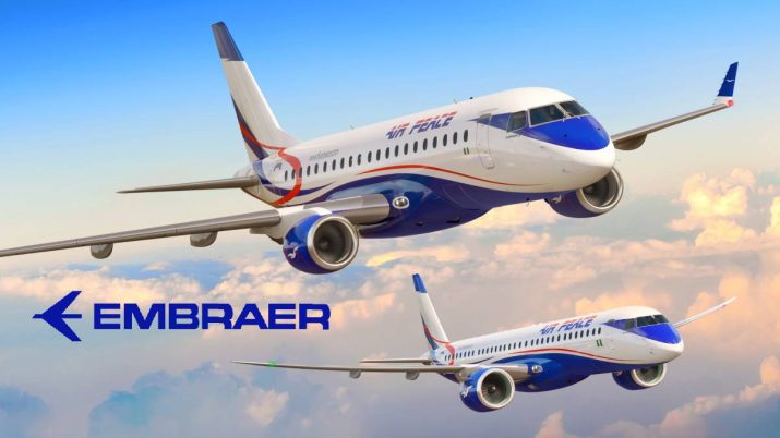 Dois jatos da Embraer no céu com logo da companhia sobreposto