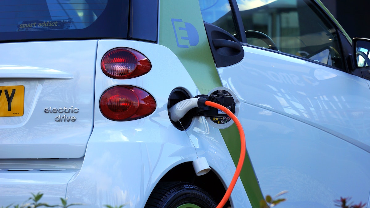 Veículo elétrico é abastecido