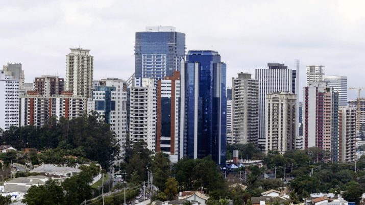 Vista panorâmica dos prédios e casas de Alphaville, SP