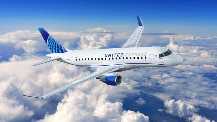 Foto do jato E175 fabricado pela Embraer voando sobre as nuvens