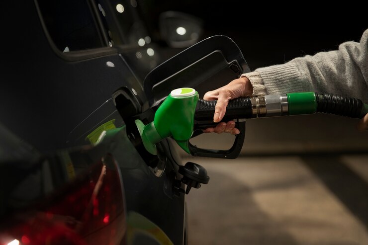 feche-a-mao-segurando-a-bomba-de-gasolina_23-2149212379