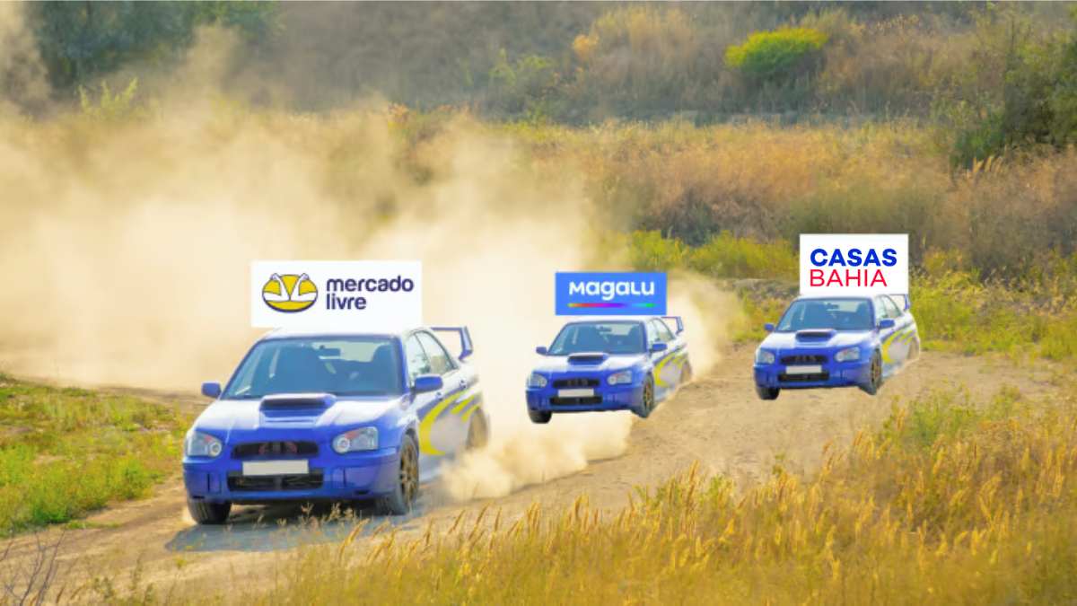 Corrida do e-commerce, com três carros de cor azul com os logos de Mercado Livre, Magazine Luiza e Casas Bahia em cima do teto