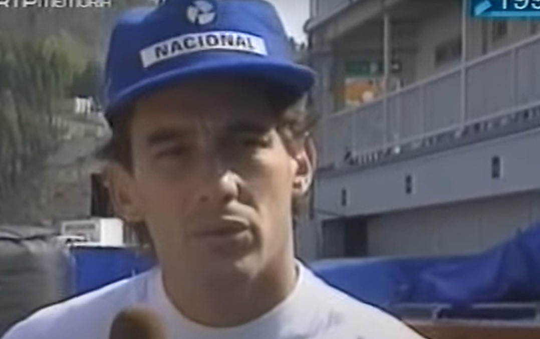 O piloto Ayrton Senna, com boné do Banco Nacional