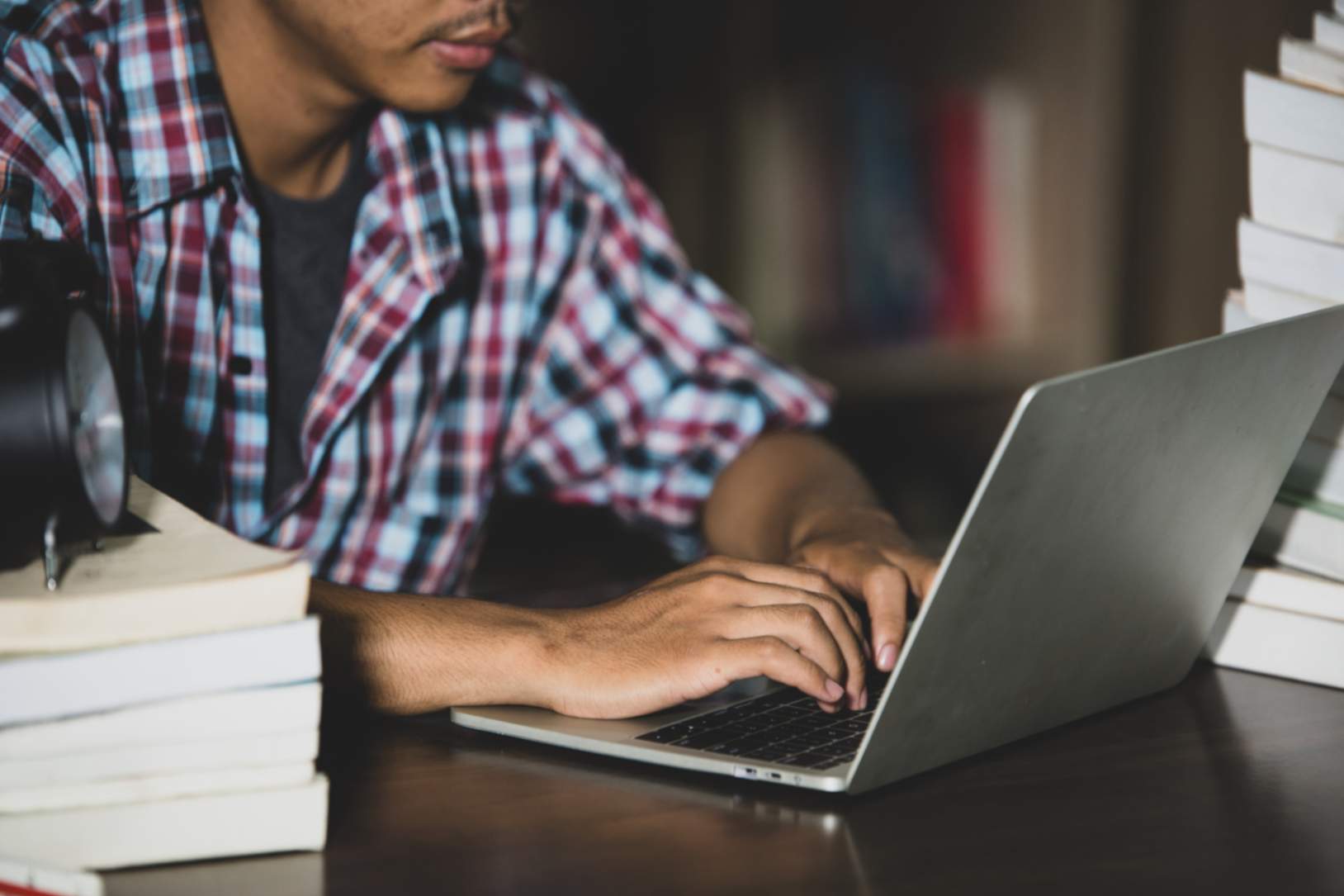 jpeg-optimizer_conceito-de-aprendizagem-close-up-aluno-usando-laptop-na-biblioteca