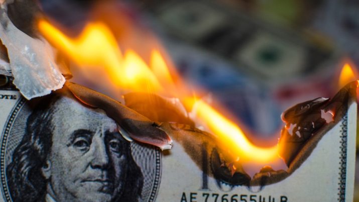 Nota de dólar queimando