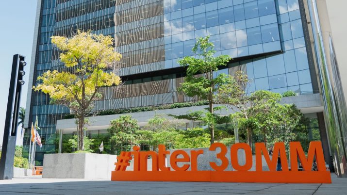 Fachada do Inter com placa comemorativa de 30 milhões de clientes