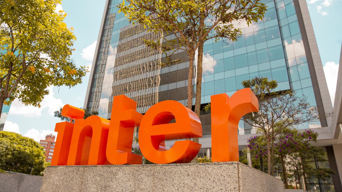 Fachada com o logo do banco Inter