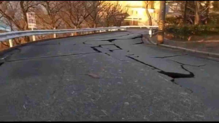 Terremoto do Japão destrói estradas e faz alerta sobre tsunami