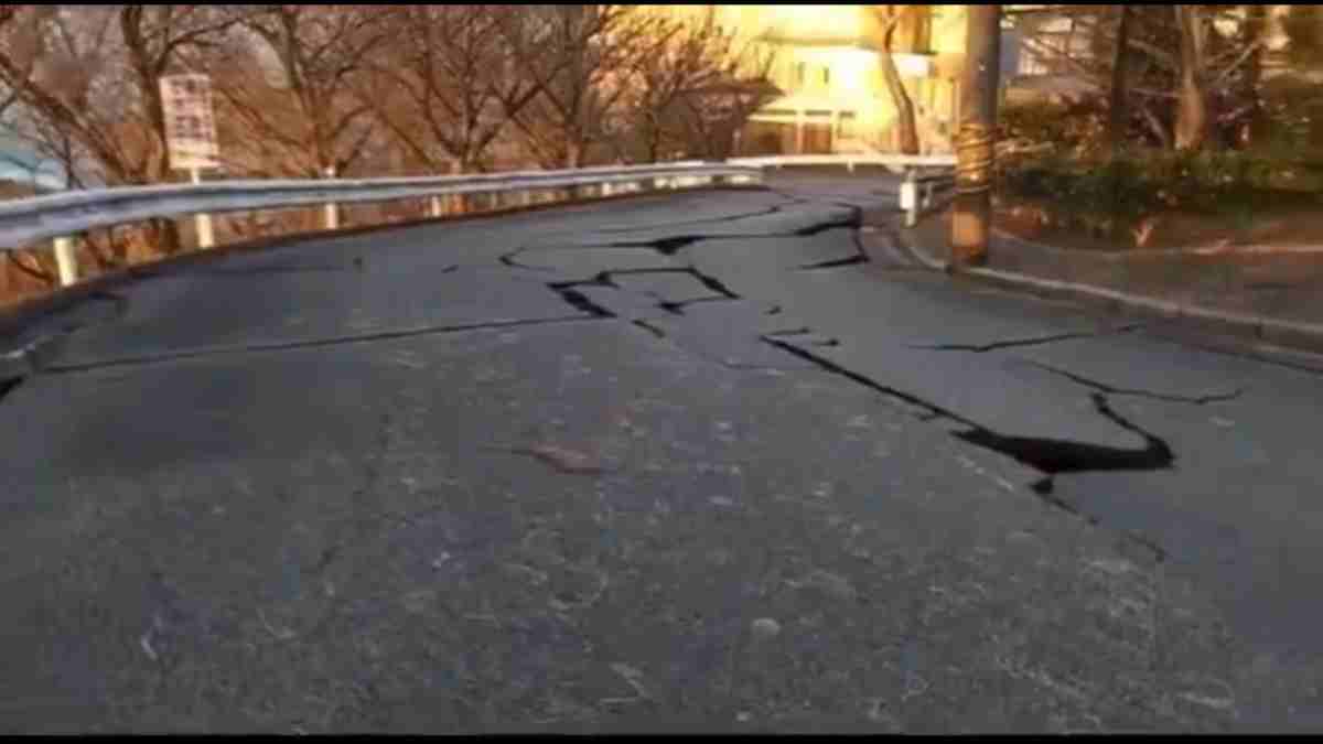 Terremoto do Japão destrói estradas e faz alerta sobre tsunami