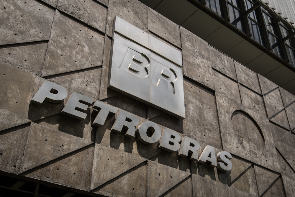 Fachada de prédio da Petrobras, com logo da empresa