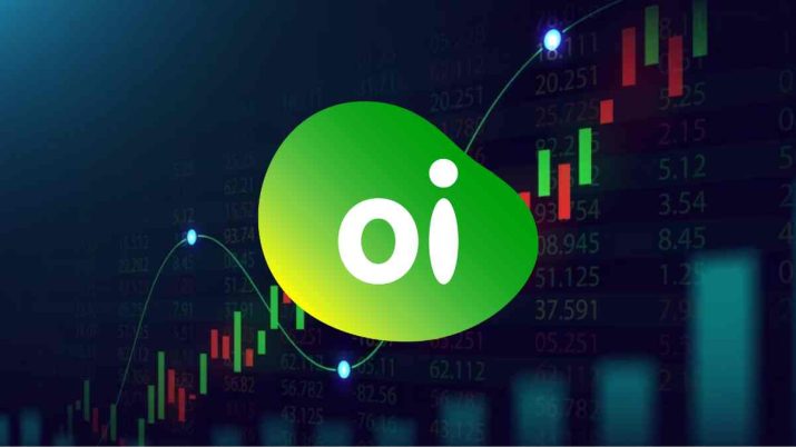 Logo da Oi em verde, com gráfico de alta de ações ao fundo nas cores verde e vermelho