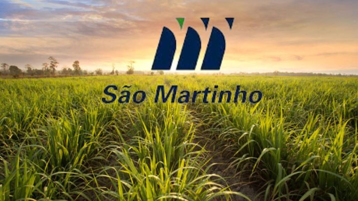 Imagem de um canavial ao pôr do sol, com o logo da São Martinho no horizonte