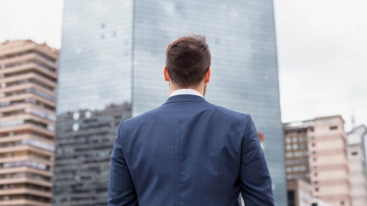 Investidor que faz day trader de costas