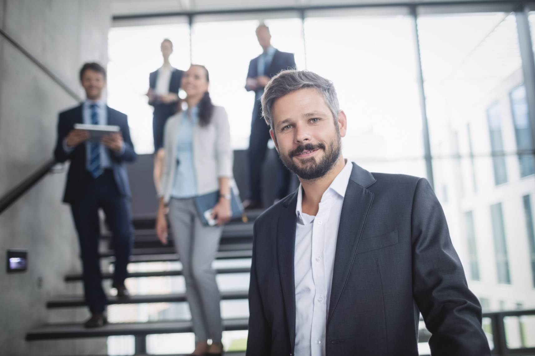 jpeg-optimizer_retrato-de-um-empresario-confiante