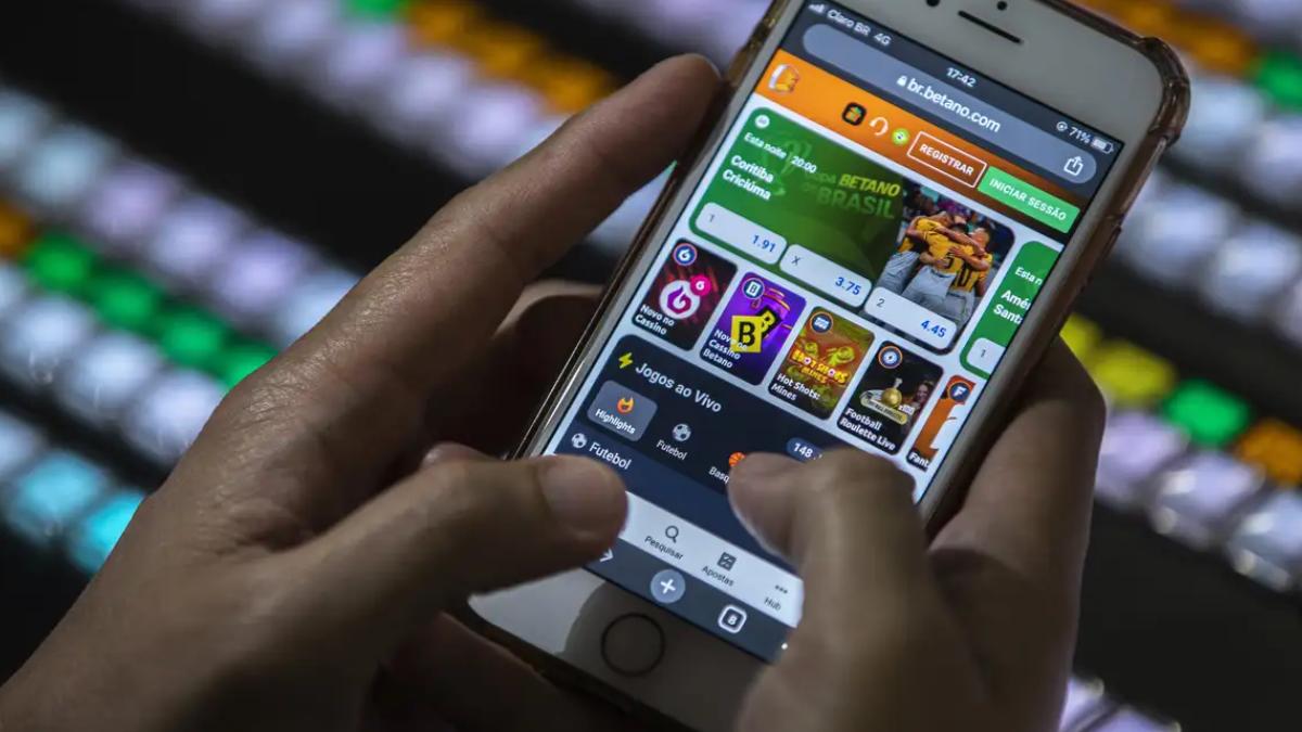 Fotografia mostrando a tela de um celular aberto em um site de apostas esportivas