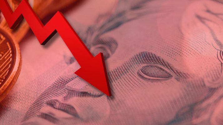 Real desvalorizado Nota de 100 reais e seta vermelha