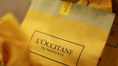 Sacola amarela com a marca L'Occitane en provence