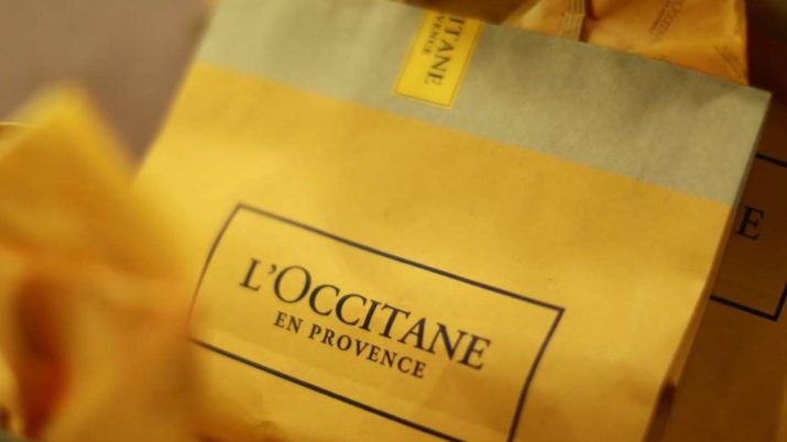 Sacola amarela com a marca L'Occitane en provence