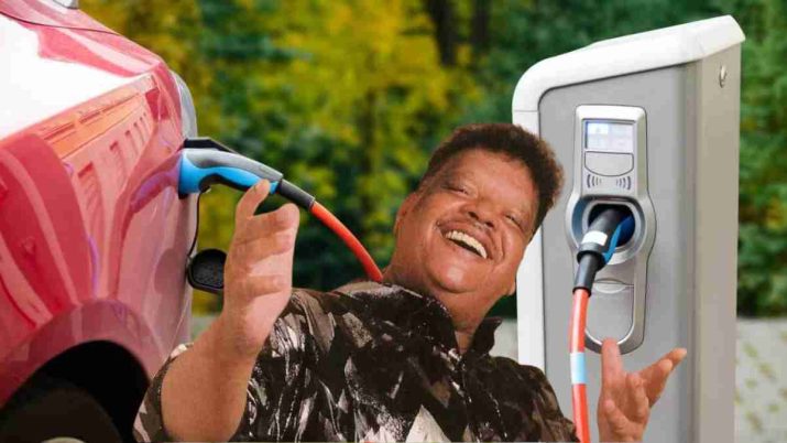 Tim Maia, ao lado de uma tomada de carro elétrico